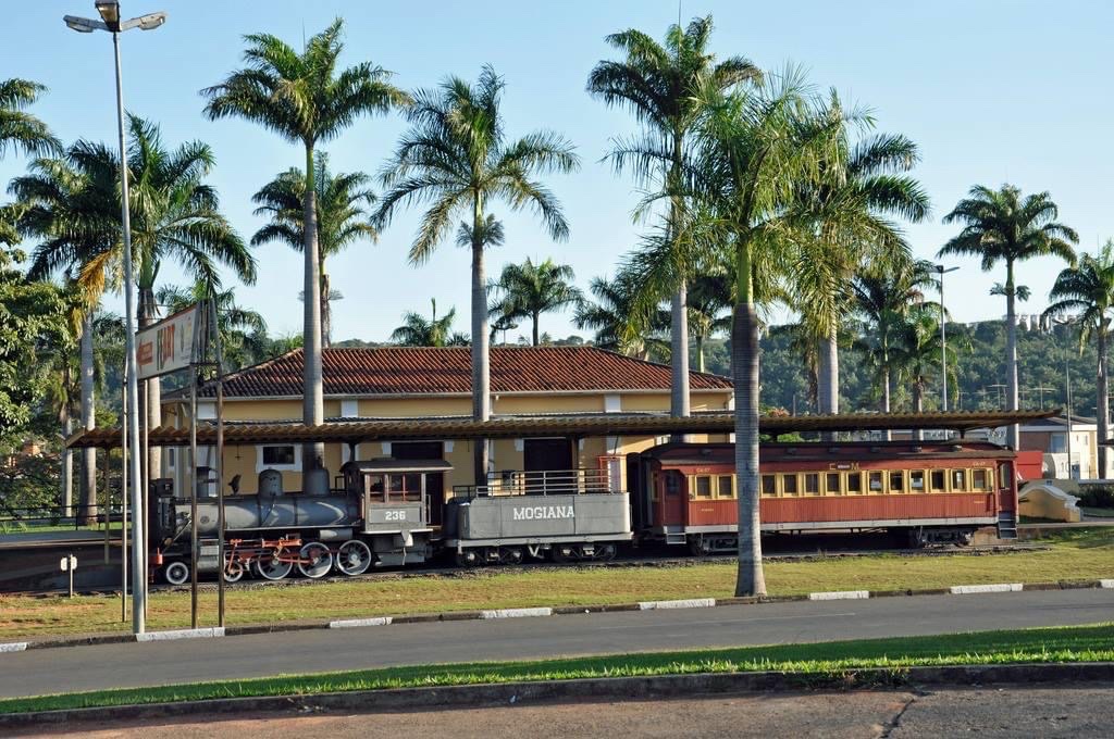 Estação ferroviária histórica de Jaguariúna com a locomotiva da Mogiana